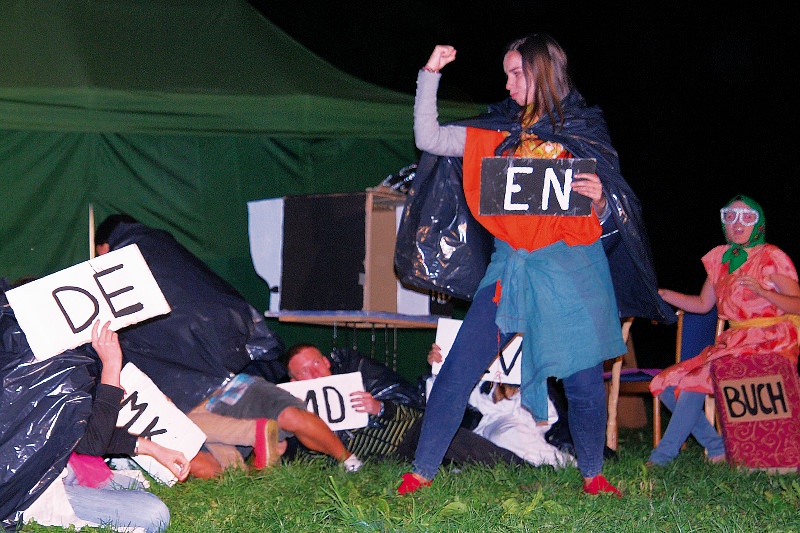 ec2013-theater Kampf der Sprachen - gewinnt Englisch oder 800x533